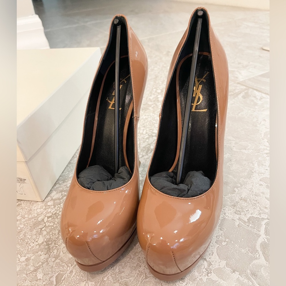 Yves Saint Laurent Pumps